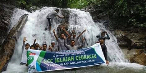 Air terjun selalu menjadi daya tarik bagi para pecinta alam dan petualangan, menawarkan keindahan yang tiada tara serta kesegaran yang menenangkan jiwa. Salah satu air terjun yang mungkin belum banyak dikenal tetapi menyimpan pesona yang luar biasa adalah Air Terjun Ceurace Dara Baroe. Terletak di Gampong Gunong Cut, Kecamatan Tangan-Tangan, Kabupaten Aceh Barat Daya, air terjun ini adalah sebuah permata tersembunyi yang menunggu untuk ditemukan. Dalam artikel ini, kita akan menjelajahi keindahan alam yang ditawarkan oleh Ceurace Dara Baroe, termasuk keunikannya, cara akses, aktivitas yang dapat dilakukan, serta penduduk lokal dan budaya yang mengelilinginya. 1. Keindahan Alam Air Terjun Ceurace Dara Baroe Air Terjun Ceurace Dara Baroe menawarkan pemandangan yang memesona dengan aliran air yang jernih dan segar. Air terjun ini memiliki ketinggian sekitar 30 meter dan terletak di tengah hutan yang rimbun, dikelilingi oleh pepohonan hijau yang menjulang tinggi. Suara gemuruh air yang jatuh dari ketinggian menciptakan suasana yang menenangkan, membuat pengunjung merasa seolah-olah berada di dunia lain. Dari kejauhan, air terjun ini terlihat seperti garis perak yang mengalir di antara dedaunan hijau. Saat mendekat, pengunjung akan disuguhi pemandangan yang semakin menakjubkan, terutama saat sinar matahari menembus celah-celah pepohonan, menciptakan pelangi alami di sekitar air terjun. Keindahan ini semakin diperkaya dengan suara burung dan hewan hutan yang mengisi udara, menjadikannya tempat yang ideal untuk bersantai dan melupakan kesibukan sehari-hari. Flora dan Fauna Di sekitar air terjun, pengunjung dapat menemukan berbagai jenis flora dan fauna yang khas. Hutan di sekitarnya kaya akan tanaman endemik, seperti berbagai jenis anggrek, paku-pakuan, dan pohon besar yang berusia ratusan tahun. Fauna yang dapat dijumpai juga sangat bervariasi, mulai dari burung-burung cantik hingga satwa liar seperti monyet dan rusa. Keberadaan berbagai spesies ini menambah daya tarik wisatawan yang ingin merasakan suasana alam yang asri. Aktivitas Menarik Bagi para pengunjung, Air Terjun Ceurace Dara Baroe menawarkan berbagai aktivitas menarik. Pengunjung dapat menikmati mandi di kolam alami yang terbentuk di bawah air terjun, merasakan kesegaran air yang langsung berasal dari pegunungan. Selain itu, trekking di sekitar kawasan air terjun menjadi pilihan yang menarik bagi yang ingin menjelajahi lebih jauh keindahan alam. Jalur trekking yang belum banyak dilalui menawarkan tantangan tersendiri dan pemandangan menakjubkan. 2. Akses Menuju Air Terjun Ceurace Dara Baroe Meskipun terletak di daerah yang terpisah, akses menuju Air Terjun Ceurace Dara Baroe relatif mudah jika dibandingkan dengan beberapa destinasi wisata lainnya. Pengunjung dapat memulai perjalanan dari pusat kota di Aceh Barat Daya dan menuju Gampong Gunong Cut. Rute yang harus diambil meliputi perjalanan darat dengan kendaraan pribadi atau angkutan umum. Rute Perjalanan Rute perjalanan dari pusat kota menuju Gampong Gunong Cut dapat memakan waktu sekitar 1-2 jam, tergantung pada kondisi jalan dan lalu lintas. Jalan menuju Gampong Gunong Cut cukup berliku dan menanjak, namun pemandangan sepanjang perjalanan cukup memanjakan mata. Setelah sampai di Gampong, pengunjung perlu melanjutkan perjalanan dengan trekking sekitar 30 menit untuk sampai ke lokasi air terjun. Panduan Tambahan Adalah bijak untuk menyewa pemandu lokal yang sudah berpengalaman jika Anda belum pernah mengunjungi tempat ini sebelumnya. Pemandu lokal tidak hanya dapat menunjukkan jalur yang tepat, tetapi juga memberikan informasi mengenai flora dan fauna yang ada di sekitar air terjun. Menggunakan pemandu juga akan membuat perjalanan Anda lebih aman dan menyenangkan. 3. Budaya dan Kehidupan Masyarakat Sekitar Gampong Gunong Cut bukan hanya sekadar tempat untuk mengunjungi air terjun, tetapi juga merupakan tempat yang kaya akan budaya dan tradisi. Masyarakat lokal yang tinggal di sekitar area ini mayoritas adalah penduduk asli Aceh yang masih menjaga adat dan budaya mereka. Kehidupan Sehari-hari Kehidupan masyarakat di Gampong Gunong Cut sangat bergantung pada pertanian dan perikanan. Mereka mengolah lahan pertanian untuk menanam berbagai jenis sayuran dan buah-buahan, serta memanfaatkan kekayaan alam di sekitar mereka. Selain itu, masyarakat juga sering melakukan aktivitas berburu di hutan, yang merupakan bagian dari tradisi mereka. Tradisi dan Acara Budaya Selama musim tertentu, masyarakat di Gampong Gunong Cut mengadakan berbagai acara budaya dan ritual tradisional. Acara ini sering kali diadakan sebagai ungkapan syukur terhadap alam dan sebagai upaya untuk menjaga hubungan harmonis dengan lingkungan sekitar. Pengunjung yang berkesempatan berada di sini saat acara berlangsung dapat merasakan kehangatan komunitas dan mengalami budaya Aceh yang kaya. 4. Tips Berkunjung ke Air Terjun Ceurace Dara Baroe Untuk memastikan pengalaman yang tak terlupakan saat mengunjungi Air Terjun Ceurace Dara Baroe, ada beberapa tips yang perlu Anda perhatikan. Tips ini mencakup persiapan fisik, peralatan, dan etika saat berada di alam. Persiapan Fisik Mengunjungi air terjun ini memerlukan sedikit usaha, terutama dalam hal trekking. Pastikan Anda dalam kondisi fisik yang baik sebelum berangkat. Lakukan pemanasan dan persiapkan diri Anda untuk perjalanan yang mungkin sedikit melelahkan, tetapi sangat memuaskan. Peralatan yang Dibawa Bawa peralatan yang diperlukan, seperti sepatu trekking yang nyaman, air minum, dan camilan. Jangan lupa untuk membawa kamera untuk mengabadikan momen indah selama perjalanan. Jika Anda berencana untuk mandi di kolam air terjun, bawalah pakaian ganti dan handuk. Etika di Alam Selalu jaga kebersihan dan lingkungan sekitar. Bawa pulang sampah Anda dan hindari merusak flora dan fauna yang ada. Hormati budaya lokal dan berinteraksi dengan penduduk dengan sikap yang baik dan sopan.