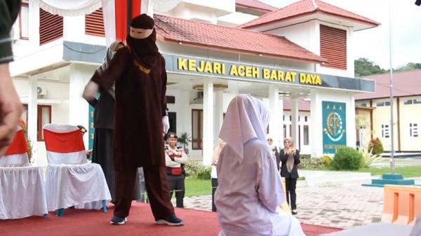 2 PSK dan Pria Hidung Belang di Hukum Cambuk 100 Kali di Aceh Barat Daya