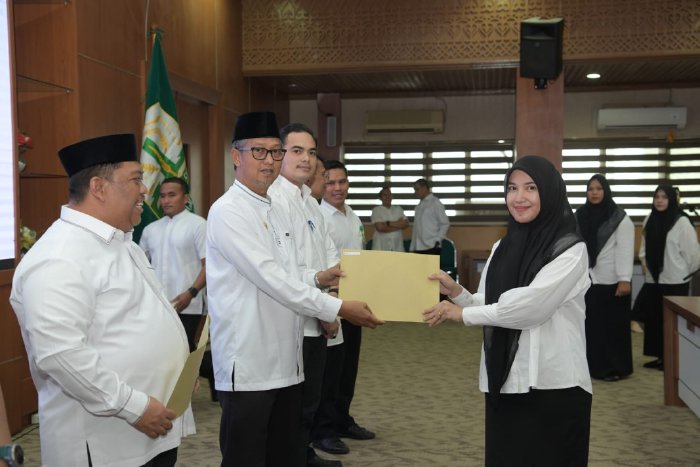 Pemerintah Aceh pada tahun 2024 melakukan langkah signifikan dengan menyerahkan ribuan Surat Keputusan (SK) kepada tenaga kontrak. Kebijakan ini merupakan bagian dari upaya pemerintah daerah dalam meningkatkan kesejahteraan tenaga kerja dan memastikan ketersediaan tenaga yang kompeten dalam menjalankan berbagai program dan proyek di Aceh. Dengan adanya SK ini, diharapkan para tenaga kontrak dapat lebih fokus dan berkomitmen dalam melaksanakan tugas-tugas mereka. Artikel ini akan membahas lebih dalam mengenai proses penyerahan SK, dampak bagi tenaga kontrak, tantangan yang dihadapi, serta strategi pemerintah dalam mengelola tenaga kontrak. 1. Proses Penyerahan SK Tenaga Kontrak Penyerahan SK kepada tenaga kontrak merupakan proses yang melibatkan berbagai tahapan dan persiapan yang matang. Pemerintah Aceh melakukan pendataan menyeluruh terhadap tenaga kontrak yang ada, dengan fokus pada kualifikasi dan kebutuhan di masing-masing instansi. Dalam proses ini, pemerintah juga melibatkan Biro Kepegawaian untuk memastikan bahwa semua tenaga kontrak yang mendapatkan SK memiliki latar belakang dan kompetensi yang sesuai. Setelah proses pendataan, dilaksanakan rapat koordinasi antara instansi terkait untuk menentukan jumlah tenaga kontrak yang dibutuhkan serta menentukan kriteria penerima SK. Kriteria ini mencakup pengalaman kerja, pendidikan, serta kontribusi sebelumnya dalam proyek-proyek yang telah dilaksanakan. Penyerahan SK dilakukan secara simbolis di hadapan para pemangku kepentingan dan tenaga kontrak, menandai resmi berlakunya SK tersebut. Pemerintah Aceh juga memastikan bahwa setiap SK dilengkapi dengan penjelasan mengenai hak dan kewajiban tenaga kontrak. Hal ini penting untuk menciptakan transparansi dan mendorong para tenaga kontrak untuk bekerja lebih baik. Selain itu, pemerintah juga memberikan sosialisasi mengenai peraturan dan kebijakan yang berlaku bagi tenaga kontrak, agar mereka memahami batasan dan tanggung jawab yang diemban. Dengan penyerahan SK ini, pemerintah berharap dapat menciptakan lingkungan kerja yang lebih baik bagi tenaga kontrak. Mereka diharapkan dapat lebih bersemangat dalam menjalankan tugas, karena SK tersebut memberikan kepastian hukum dan status kerja yang lebih jelas. Ini juga diharapkan dapat meningkatkan kualitas pelayanan publik di Aceh, mengingat tenaga kontrak ini akan berperan penting dalam berbagai program pembangunan. 2. Dampak Penyerahan SK bagi Tenaga Kontrak Dampak dari penyerahan SK tenaga kontrak sangat signifikan bagi para penerima. Pertama, dengan adanya SK, tenaga kontrak mendapatkan kepastian dalam hal status pekerjaan mereka. Ini memberikan rasa aman yang lebih bagi mereka untuk melaksanakan tugas-tugas yang diamanatkan. Dalam konteks pekerjaan, kepastian ini sangat penting, terutama dalam situasi ekonomi yang tidak menentu. Kedua, SK juga meningkatkan motivasi tenaga kontrak untuk memberikan yang terbaik dalam pekerjaan mereka. Dengan adanya pengakuan resmi dari pemerintah, tenaga kontrak merasa dihargai dan diakui kontribusinya. Ini bisa berdampak positif terhadap produktivitas, karena mereka akan lebih berkomitmen untuk mencapai target-target yang ditetapkan. Selanjutnya, penyerahan SK ini juga berdampak pada peningkatan kualitas pelayanan publik di Aceh. Dengan tenaga kontrak yang lebih termotivasi dan merasa dihargai, diharapkan kualitas kerja mereka akan meningkat. Hal ini akan berdampak langsung pada masyarakat, karena pelayanan yang diberikan akan lebih baik, lebih cepat, dan lebih responsif terhadap kebutuhan masyarakat. Namun, tantangan tetap ada. Meskipun SK memberikan banyak keuntungan, masih ada isu terkait dengan kesejahteraan dan perlindungan tenaga kontrak. Pemerintah harus memperhatikan aspek ini dan memastikan bahwa tenaga kontrak mendapatkan hak-hak mereka, termasuk upah yang layak, jaminan kesehatan, dan perlindungan sosial yang memadai. Ini semua penting agar para tenaga kontrak dapat bekerja dengan optimal tanpa khawatir tentang kesejahteraan mereka. 3. Tantangan dalam Pengelolaan Tenaga Kontrak Sementara penyerahan SK memberikan banyak manfaat, pemerintah Aceh juga dihadapkan pada berbagai tantangan dalam pengelolaan tenaga kontrak. Salah satu tantangan utama adalah masalah anggaran. Alokasi anggaran untuk tenaga kontrak sering kali terbatas, sehingga pemerintah harus bijak dalam menentukan jumlah dan kualifikasi tenaga kontrak yang dibutuhkan. Keterbatasan ini dapat mempengaruhi kualitas pelayanan, terutama jika jumlah tenaga kontrak tidak memadai untuk memenuhi kebutuhan instansi. Selain itu, tantangan lain yang dihadapi adalah pengawasan dan evaluasi kinerja tenaga kontrak. Dengan jumlah tenaga kontrak yang cukup banyak, pemerintah perlu memiliki sistem evaluasi yang efektif untuk menilai kinerja mereka. Tanpa adanya sistem evaluasi yang baik, sulit untuk memastikan bahwa tenaga kontrak melaksanakan tugas dengan baik dan sesuai dengan harapan. Kualitas tenaga kontrak juga menjadi isu tersendiri. Meskipun pemerintah telah melakukan pendataan dan seleksi, tidak jarang ditemukan tenaga kontrak yang tidak memiliki kompetensi yang memadai. Oleh karena itu, diperlukan program pelatihan dan pengembangan untuk meningkatkan kemampuan tenaga kontrak agar dapat melayani masyarakat dengan lebih baik. Pemerintah juga harus mempertimbangkan kesejahteraan tenaga kontrak dalam jangka panjang. Banyak tenaga kontrak yang mengharapkan agar status mereka ditingkatkan menjadi pegawai tetap. Hal ini membutuhkan perhatian serius dari pemerintah, karena pengelolaan tenaga kerja yang baik akan berdampak pada stabilitas dan keberlangsungan program-program pemerintahan. 4. Strategi Pemerintah dalam Mengelola Tenaga Kontrak Untuk menghadapi tantangan-tantangan yang ada, pemerintah Aceh perlu mengembangkan strategi yang matang dalam mengelola tenaga kontrak. Pertama, pemerintah harus memastikan adanya alokasi anggaran yang memadai untuk tenaga kontrak. Ini mencakup biaya gaji, pelatihan, serta kesejahteraan. Dengan anggaran yang cukup, pemerintah dapat merekrut tenaga kontrak yang berkompeten dan memberikan mereka pelatihan yang diperlukan untuk meningkatkan kemampuan mereka. Kedua, pemerintah perlu membangun sistem evaluasi dan pengawasan yang efektif. Sistem ini harus mampu memberikan umpan balik yang konstruktif bagi tenaga kontrak sehingga mereka dapat terus meningkatkan kinerja. Pengawasan yang baik juga akan membantu pemerintah dalam mengambil keputusan terkait perpanjangan kontrak atau pengangkatan tenaga kontrak menjadi pegawai tetap. Selain itu, pemerintah juga harus mengembangkan program pelatihan berkala bagi tenaga kontrak. Pelatihan ini bertujuan untuk meningkatkan kompetensi dan keterampilan tenaga kontrak sehingga mereka dapat melaksanakan tugas dengan lebih baik. Pelatihan ini bisa mencakup berbagai aspek, mulai dari manajemen waktu, keterampilan komunikasi, hingga pelatihan teknis sesuai dengan bidang pekerjaan mereka. Terakhir, pemerintah perlu mempertimbangkan untuk memberikan insentif bagi tenaga kontrak yang menunjukkan kinerja yang unggul. Insentif ini bisa berupa bonus, kesempatan untuk mengikuti pelatihan lebih lanjut, atau peluang untuk diangkat menjadi pegawai tetap. Dengan adanya insentif, tenaga kontrak akan merasa lebih dihargai dan termotivasi untuk bekerja lebih baik.