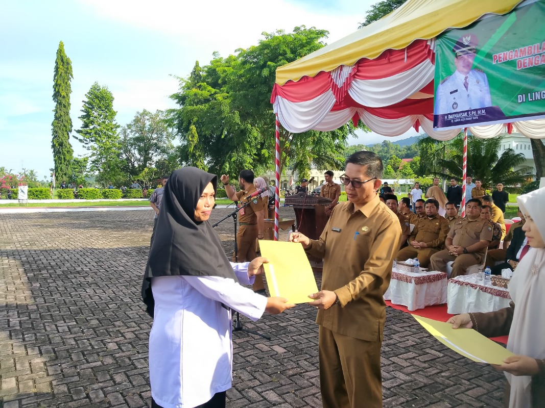 Pemerintah Kabupaten Aceh Barat Daya (Abdya) baru-baru ini melaksanakan sebuah langkah strategis yang penting dalam rangka meningkatkan kualitas pelayanan publik di bidang pendidikan dan kesehatan. Hal ini ditandai dengan penyerahan 499 Surat Keputusan (SK) Pegawai Pemerintah dengan Perjanjian Kerja (PPPK) fungsional tenaga guru dan kesehatan. Kebijakan ini diharapkan dapat menunjang program-program pembangunan daerah dan meningkatkan efektivitas serta efisiensi dalam pelayanan kepada masyarakat. Penyerahan SK ini menandakan komitmen pemerintah daerah dalam memperkuat layanan publik, di mana tenaga guru dan tenaga kesehatan merupakan dua pilar utama dalam pembangunan sumber daya manusia. Artikel ini akan membahas lebih dalam mengenai proses penyerahan SK, dampaknya terhadap masyarakat, tantangan yang dihadapi, serta langkah-langkah yang perlu diambil ke depan. Proses Penyerahan SK PPPK di Aceh Barat Daya Penyerahan SK PPPK di Aceh Barat Daya merupakan hasil dari proses panjang yang melibatkan berbagai pihak. Dimulai dari seleksi yang ketat sesuai dengan kriteria yang ditetapkan oleh pemerintah pusat, para calon PPPK harus melalui berbagai tahapan mulai dari pendaftaran, ujian, hingga wawancara. Proses ini bertujuan untuk memastikan bahwa hanya tenaga profesional dan berkualitas yang diterima sebagai PPPK. Di Aceh Barat Daya, penyerahan SK ini dilakukan secara simbolis oleh Bupati kepada perwakilan tenaga guru dan kesehatan. Dalam sambutannya, Bupati menekankan pentingnya peran guru dan tenaga kesehatan dalam pembangunan daerah. Mereka bukan hanya sekadar pelaksana tugas, tetapi juga merupakan agen perubahan yang dapat membantu meningkatkan kualitas pendidikan dan kesehatan masyarakat. Lebih lanjut, penyerahan SK ini juga menandakan komitmen pemerintah daerah dalam memenuhi kebutuhan tenaga profesional di sektor pendidikan dan kesehatan. Dengan adanya PPPK, diharapkan kualitas layanan yang diberikan akan lebih baik, sehingga bisa memberikan dampak positif bagi masyarakat. Selama proses penyerahan, juga dilakukan sosialisasi mengenai hak dan kewajiban PPPK. Para pegawai baru ini diberikan pemahaman tentang regulasi yang berlaku, termasuk tentang gaji, jaminan kesehatan, dan hak-hak lainnya sebagai pegawai. Sosialisasi ini penting agar mereka bisa menjalankan tugas dengan baik dan memahami apa yang menjadi tanggung jawab mereka. Dampak Penyerahan SK Terhadap Kualitas Pelayanan Publik Penyerahan SK PPPK di Aceh Barat Daya memiliki dampak signifikan terhadap kualitas pelayanan publik, khususnya di bidang pendidikan dan kesehatan. Dengan adanya pegawai yang berstatus PPPK, diharapkan akan ada peningkatan kualitas dalam proses belajar mengajar di sekolah dan layanan kesehatan di puskesmas atau rumah sakit. Di sektor pendidikan, tenaga guru yang baru diangkat ini tidak hanya akan mengisi kekosongan di sekolah-sekolah, tetapi juga membawa inovasi dan metode pengajaran yang lebih baik. Hal ini penting untuk meningkatkan minat belajar siswa dan hasil pendidikan di daerah tersebut. Dengan demikian, diharapkan generasi muda Aceh Barat Daya akan lebih siap menghadapi tantangan di masa depan. Sementara itu, di sektor kesehatan, penambahan tenaga kesehatan yang berstatus PPPK juga akan memperbaiki akses dan kualitas layanan kesehatan. Dengan lebih banyak tenaga medis yang tersedia, masyarakat akan mendapatkan perhatian yang lebih baik, terutama dalam hal pencegahan penyakit dan promosi kesehatan. Selain itu, kehadiran mereka juga dapat membantu mengurangi beban kerja tenaga kesehatan yang sudah ada, sehingga layanan yang diberikan bisa lebih optimal. Namun, dampak positif ini tidak datang tanpa tantangan. Kualitas layanan masih bergantung pada pelatihan dan pengembangan yang diterima oleh PPPK. Oleh karena itu, penting bagi pemerintah daerah untuk menyediakan program pelatihan yang berkelanjutan agar pegawai baru ini bisa terus mengembangkan kompetensi mereka. Tantangan dalam Implementasi Kebijakan PPPK Meski penyerahan SK PPPK merupakan langkah positif, terdapat sejumlah tantangan yang harus dihadapi dalam implementasinya. Salah satu tantangan utama adalah masalah anggaran. Pemenuhan gaji dan tunjangan bagi PPPK menjadi perhatian utama, terutama di daerah-daerah dengan anggaran terbatas seperti Aceh Barat Daya. Hal ini memerlukan perencanaan yang matang agar tidak mengganggu program-program lain yang sudah berjalan. Tantangan lain yang dihadapi adalah integrasi PPPK ke dalam sistem kerja yang sudah ada. Diperlukan koordinasi yang baik antara PPPK dengan pegawai negeri sipil (PNS) yang sudah ada. Integrasi ini penting agar tidak terjadi gesekan atau kesalahpahaman dalam pelaksanaan tugas. Selain itu, diperlukan juga sistem evaluasi yang jelas untuk menilai kinerja PPPK, sehingga bisa diambil langkah-langkah perbaikan jika diperlukan. Selain itu, tantangan dalam hal motivasi dan kesejahteraan PPPK juga perlu diperhatikan. Banyak PPPK yang merasa khawatir mengenai masa depan mereka karena statusnya yang bukan pegawai tetap. Oleh karena itu, penting bagi pemerintah untuk memberikan jaminan dan kepastian bahwa mereka akan mendapatkan perlakuan yang adil dan layak dalam menjalankan tugas mereka. Langkah-langkah Ke Depan untuk Optimalisasi PPPK Untuk memastikan keberhasilan program PPPK ini, pemerintah Kabupaten Aceh Barat Daya perlu mengambil beberapa langkah strategis. Pertama, meningkatkan program pelatihan dan pengembangan kompetensi bagi PPPK. Ini termasuk pelatihan di bidang pedagogi bagi guru dan pelatihan klinis bagi tenaga kesehatan. Dengan meningkatkan kapasitas mereka, diharapkan kualitas layanan yang diberikan akan lebih baik. Kedua, pemerintah perlu memastikan adanya dukungan anggaran yang memadai untuk gaji dan tunjangan PPPK. Hal ini penting agar para pegawai merasa aman dan termotivasi dalam menjalankan tugasnya. Selain itu, transparansi dalam pengelolaan anggaran juga akan membantu meningkatkan kepercayaan masyarakat terhadap pemerintah. Ketiga, membangun sistem evaluasi yang jelas dan objektif untuk menilai kinerja PPPK. Dengan adanya sistem ini, pemerintah dapat memberikan umpan balik yang konstruktif kepada PPPK dan mengambil langkah-langkah untuk memperbaiki kinerja jika diperlukan. Keempat, penting untuk membangun komunikasi yang baik antara PPPK, PNS, dan masyarakat. Dengan adanya komunikasi yang baik, diharapkan akan tercipta sinergi yang positif dalam memberikan pelayanan terbaik bagi masyarakat.